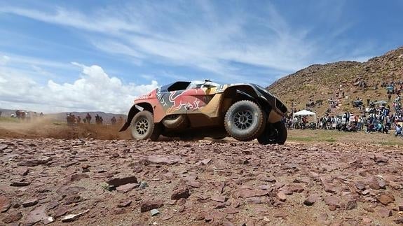 Sainz muerde en la cumbre del Dakar