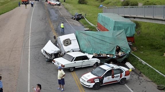 Un muerto y dos heridos graves tras un choque múltiple