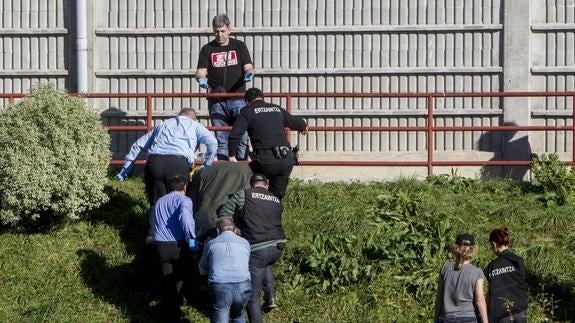 Muere una mujer tras caer de una ventana en Bilbao y hallan a su pareja con un cuchillo clavado