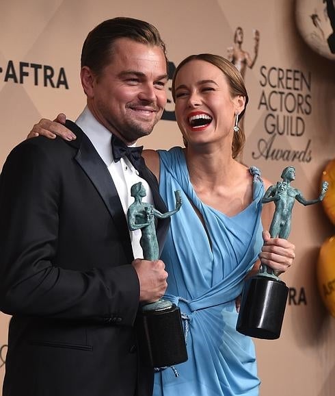 Leonardo DiCaprio y Brie Larson confirman su favoritismo para los Oscar