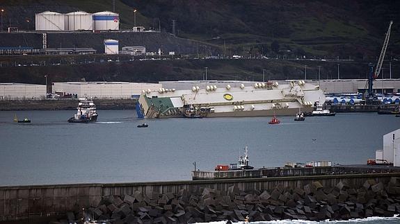 El carguero que llevaba una semana a la deriva ya está amarrado en el puerto de Bilbao