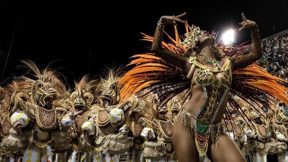 Río de Janeiro inaugura el carnaval al son del mosquito