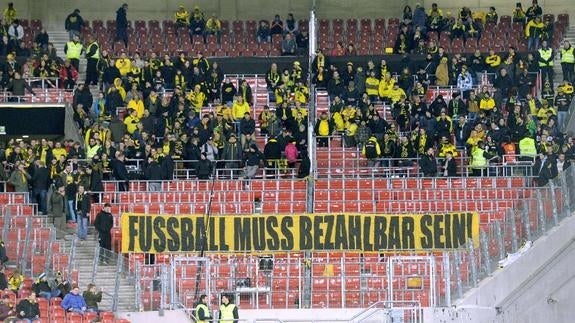 Los fans del Dortmund protestan por el precio de las entradas lanzando pelotas de tenis