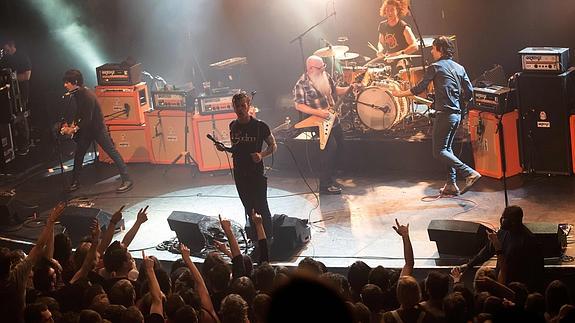 Eagles of Death Metal retoman en Suecia su gira europea tras los atentados de París