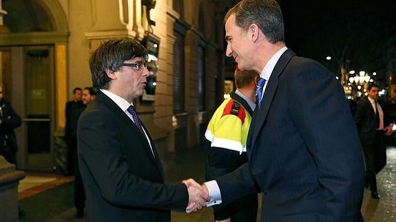 El Rey reivindica ante Puigdemont «trabajar juntos por el bien común»