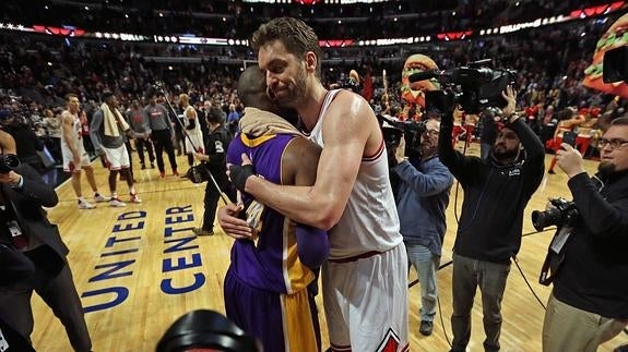 Pau Gasol vence en la despedida de su amigo Bryant de Chicago