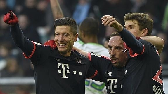 El Bayern vence 2-0 al Wolfsburgo y vuelve a meter presión al Borussia