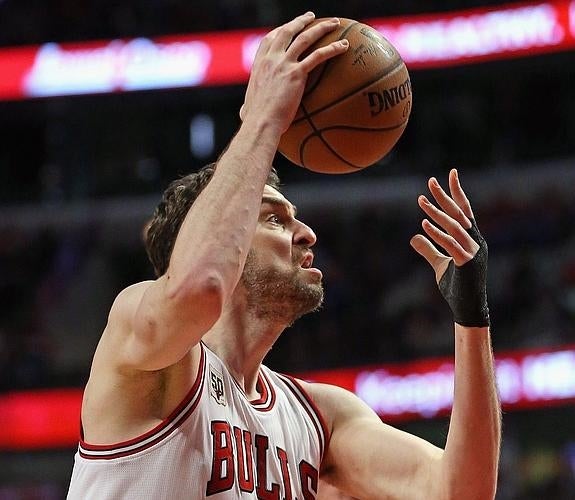 Pau Gasol logra un triple-doble y marca de asistencias