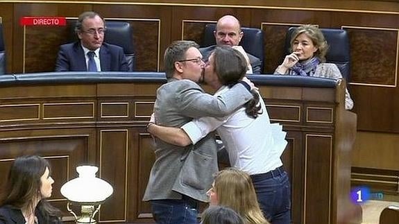 Iglesias y Domènech, un beso en los labios para la historia