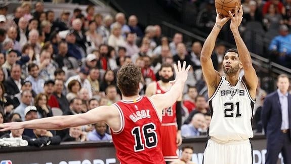 El trigésimo quinto 'doble-doble' de Pau Gasol no evita una nueva derrota