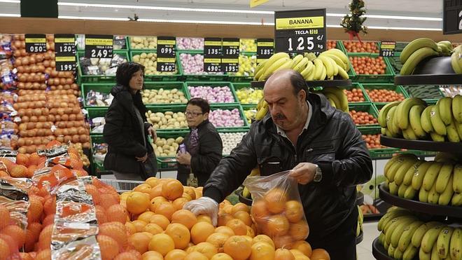 La gasolina y los alimentos hunden la inflación al -0,8% en febrero