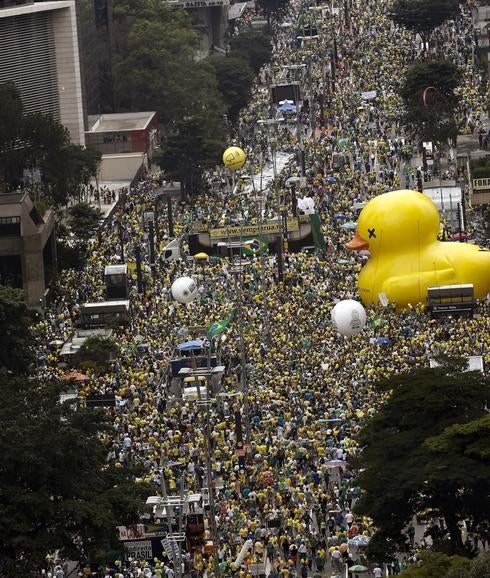 Miles de brasileños salen a las calles para pedir la destitución de Rousseff