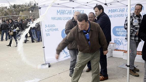 Competencia y ganaderos, enfrentados por el precio de la leche