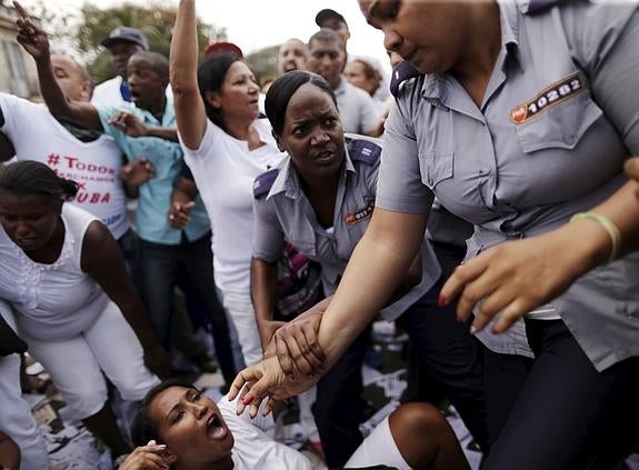 Detenidas 50 Damas de Blanco durante una marcha pacífica en La Habana