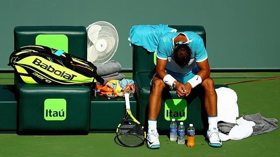 Nadal abandona por una 'pájara' en un día de intenso calor en Miami