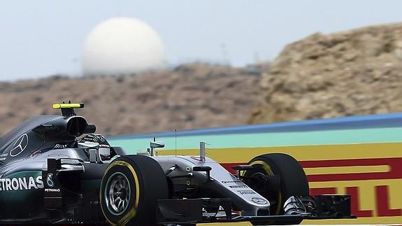 Alonso ve desde el burladero la sorpresa de Button