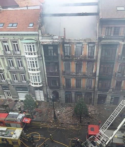 Fallece un bombero en el incendio de Oviedo