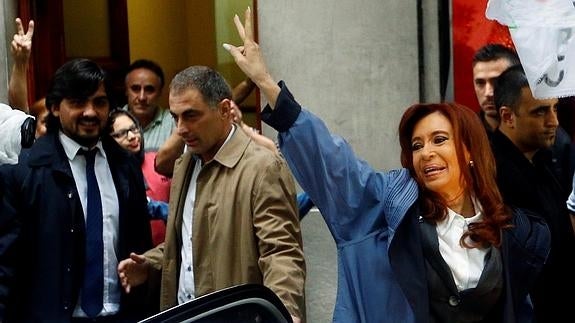 Miles de seguidores acompañan a la expresidenta Kirchner hasta los tribunales