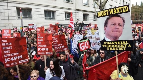 Miles de personas protestan en Londres contra la austeridad del Gobierno