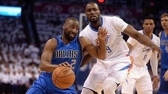 Felton sorprende a los Thunder y los Mavericks empatan la serie