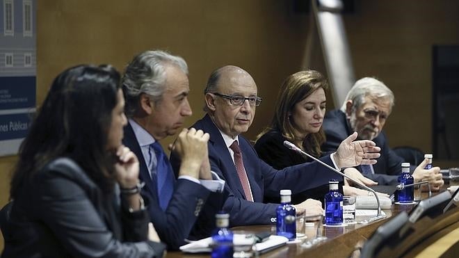 Hacienda pide por carta a catorce comunidades medidas para corregir el déficit