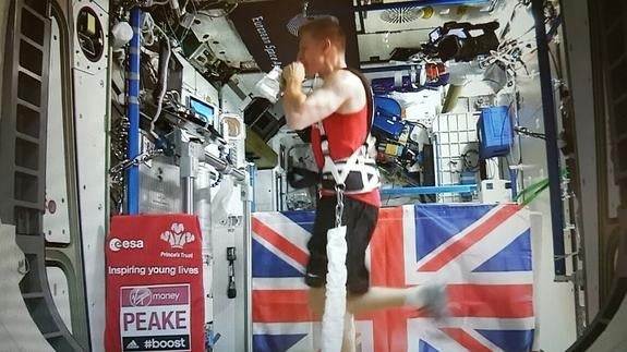 Un atleta espacial en la maratón de Londres