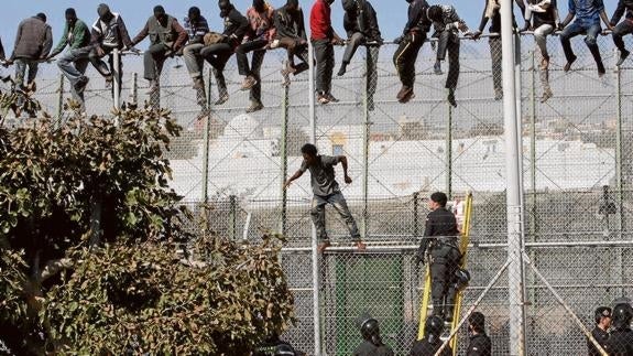 Siete inmigrantes, de un grupo de 150, entran en Melilla tras saltar la valla