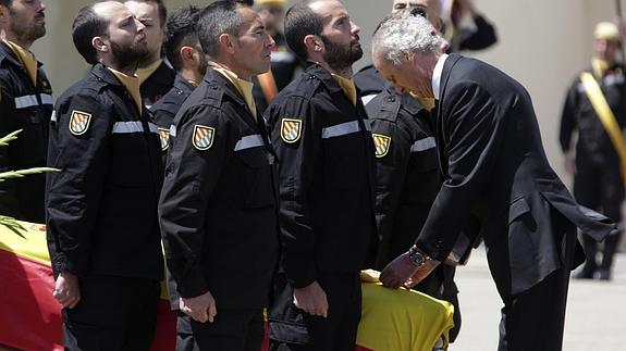 Morenés condecora al militar fallecido durante la búsqueda de un montañero