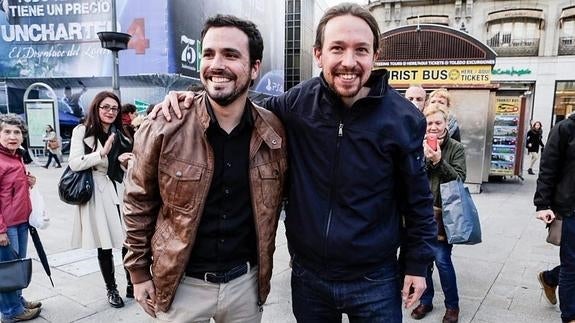 Iglesias y Garzón anuncian su pacto con un abrazo en Sol, símbolo el 15M