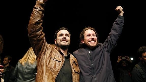 Iglesias y Garzón celebran su acuerdo para «ganar las elecciones al PP» y tienden la mano al PSOE