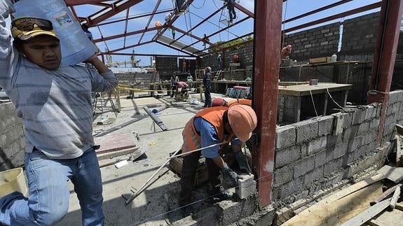 Ecuador lucha por dejar atrás las secuelas del terremoto, un mes después