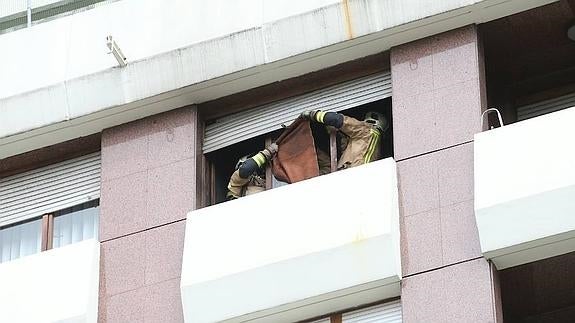 Fallece una mujer en un incendio en el centro de Oviedo