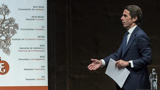 Aznar advierte al Gobierno: «Relajar la corrección del déficit es un error»