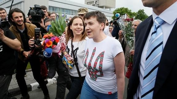 La piloto Sávchenko llega a Kiev tras ser canjeada por dos militares rusos