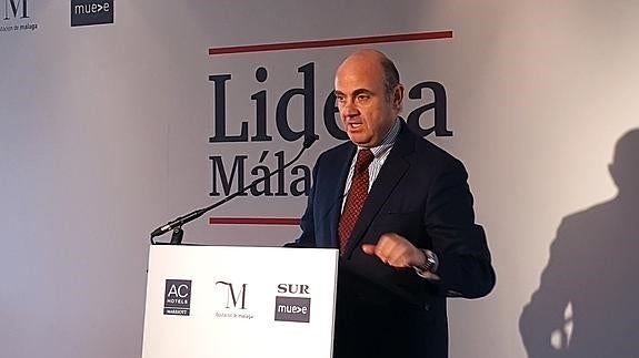 De Guindos advierte de que si España no mantiene el crecimiento habrá que «implementar recortes»