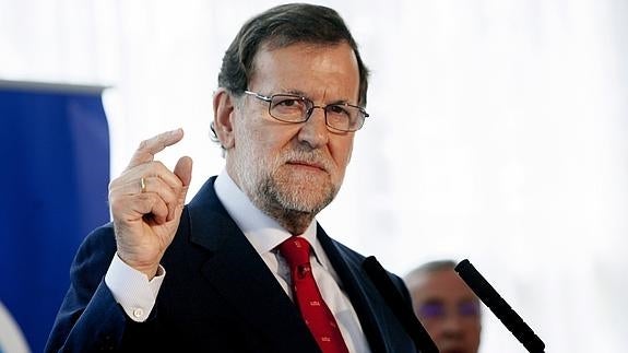 Rajoy advierte al PSOE de que Podemos le está «mojando la oreja»