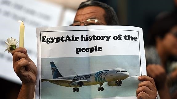 El avión de EgyptAir envió una señal de socorro tras desaparecer de los radares