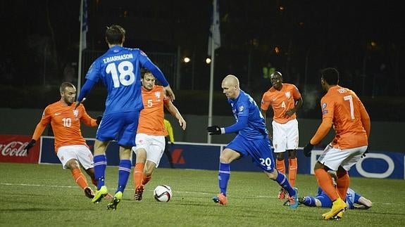 El incombustible Gudjohnsen encabeza la lista de Islandia