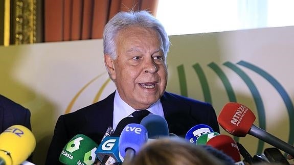 Felipe González pone la mano en el fuego por la «honradez» de Chaves y Griñán