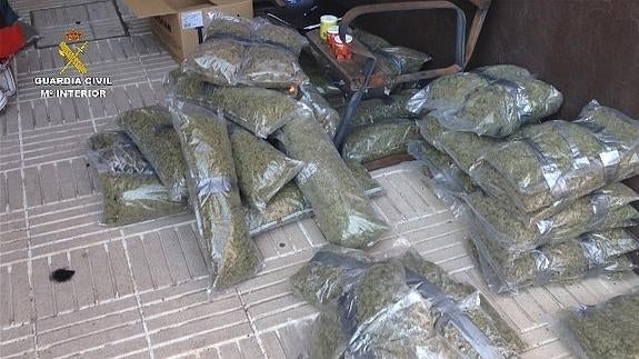 Hallan casi 50 kilos de marihuana ocultos en una ambulancia con matrícula francesa