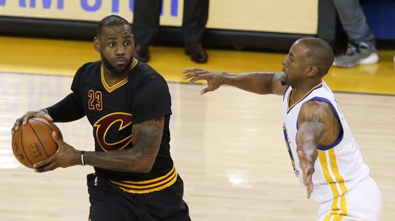 James e Irving superan a Curry y Thompson