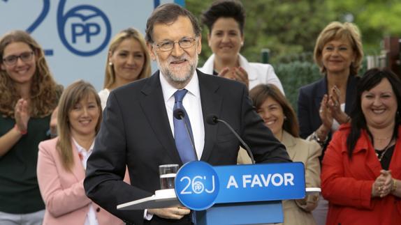 Rajoy: «Una empresa no contrata a un becario como director general»