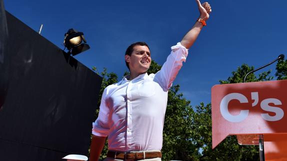 Rivera une al PSOE con Podemos para llevarse a los indecisos moderados