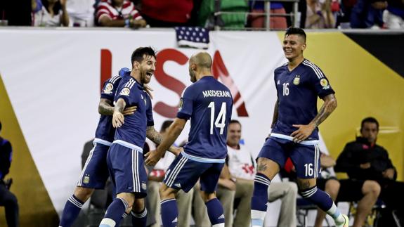 Messi, de récord, arrolla a EE UU y lleva a Argentina a la final
