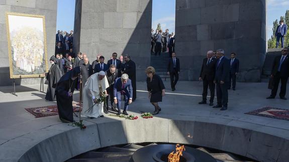 El Papa reza ante el Memorial por las víctimas del genocidio armenio