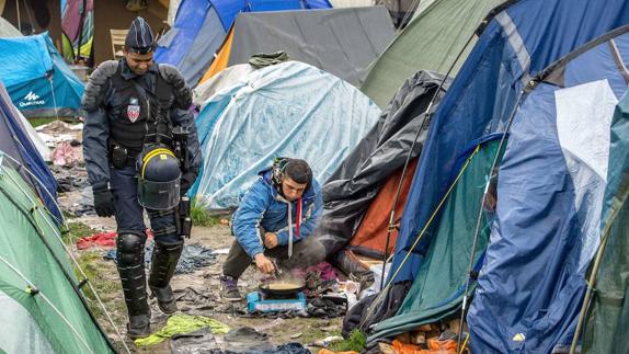 La Policía desmantela un nuevo campo de refugiados en París