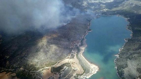 Cerca de mil hectáreas arden en Albacete por un incendio provocado por un rayo