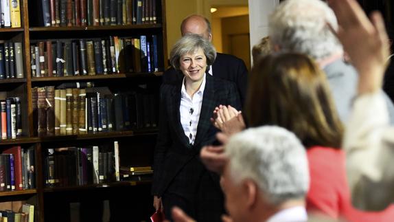 Theresa May gana apoyos para suceder a David Cameron