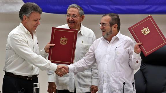 El jefe de las FARC ordena la suspensión de los impuestos de guerrilleros