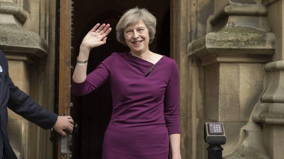 La oposición británica pide elecciones generales ante la 'coronación' de May